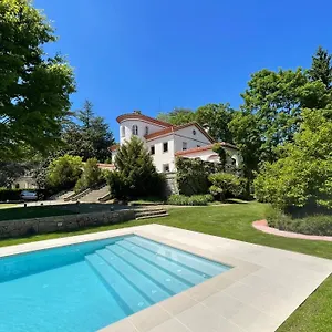 https://espectacular-casa-chateau-en-el-centro-de-olot.catalonia-hotels.com